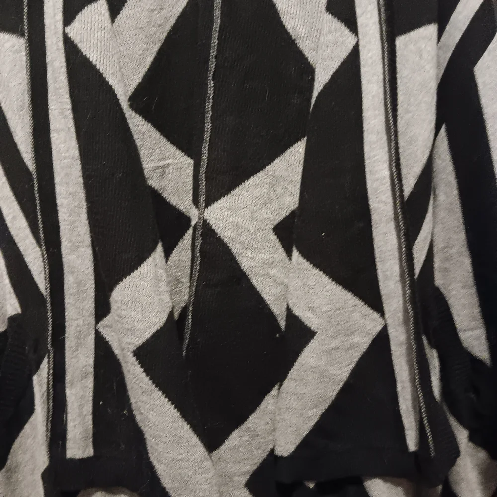 Mossimo unique pattern pocho/shrug. Great for a breezy night or day. M/L - Picture 4 of 10